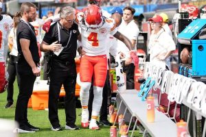  Chiefs WR Rashee Rice being carried away from the pitch on the account of knee injury 